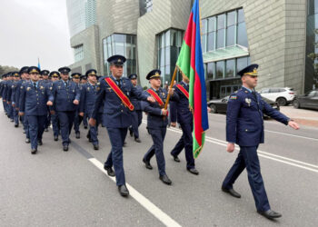 Zəfər Gününün beşilliyi münasibətilə hərbi orkestrlərin müşayiəti altında yürüşlər keçirilib