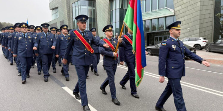 Zəfər Gününün beşilliyi münasibətilə hərbi orkestrlərin müşayiəti altında yürüşlər keçirilib