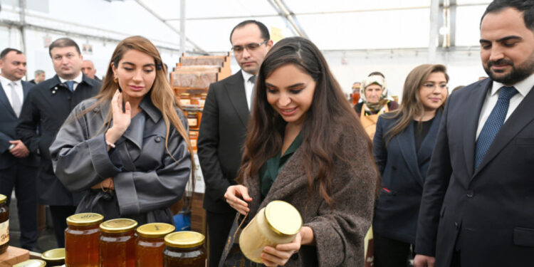 Leyla Əliyeva və Arzu Əliyeva sərgi-satış yarmarkasını ziyarət ediblər