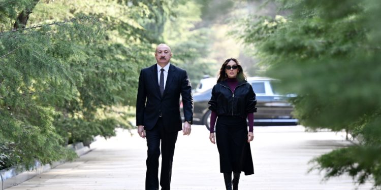 Prezident və xanımı Ulu Öndər Heydər Əliyevin məzarını ziyarət ediblər