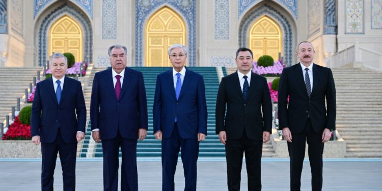 Prezident İlham Əliyev Daşkənddə İslam Sivilizasiyası Mərkəzi ilə tanış olub