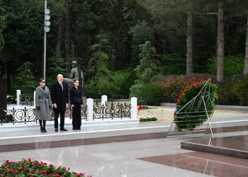 Prezident xanımı və qızı ilə Fəxri xiyabanda