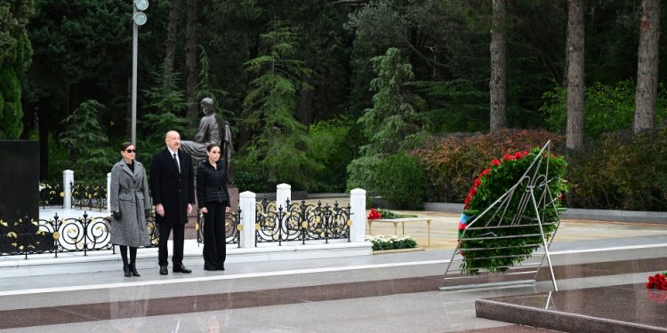Prezident xanımı və qızı ilə Fəxri xiyabanda