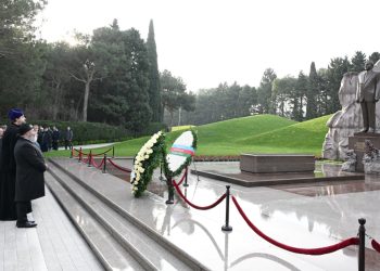 Azərbaycan Din xadimlərinin II forumunun iştirakçıları Fəxri xiyabanda