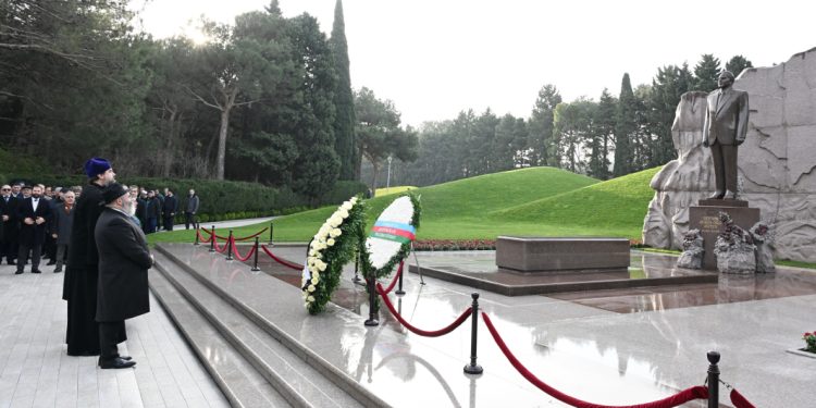 Azərbaycan Din xadimlərinin II forumunun iştirakçıları Fəxri xiyabanda