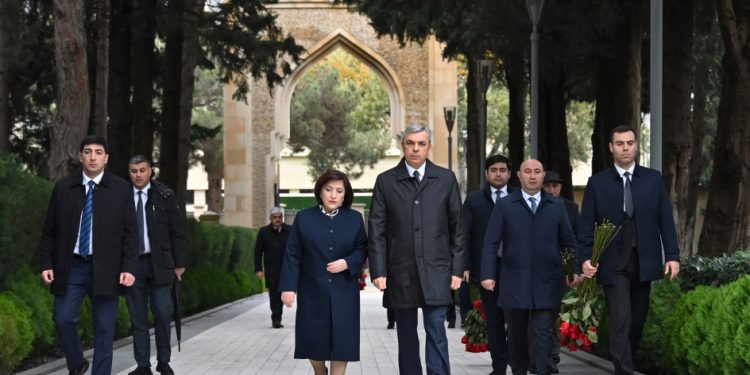 Dövlət və hökumət rəsmiləri Fəxri xiyabanda