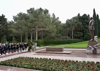 Qırğızıstan nümayəndə heyəti Fəxri xiyabanda