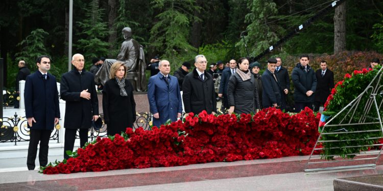 YAP nümayəndələri Fəxri xiyabanda