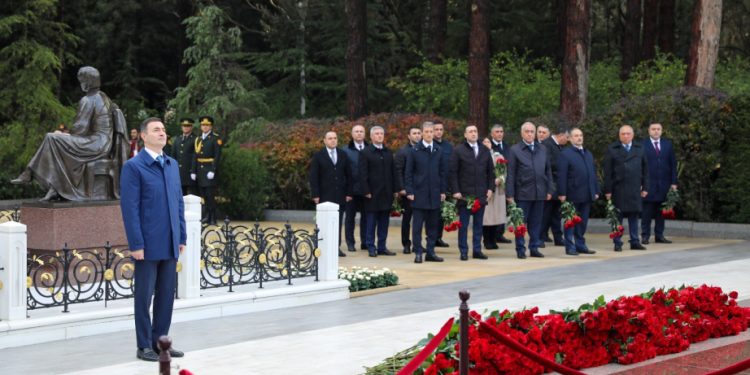 XRİTD-nin kollektivi Fəxri xiyabanda