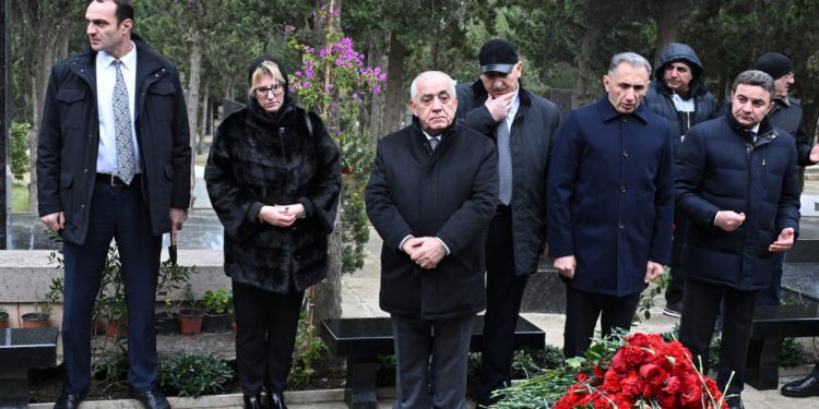 Əli Əsədov AZAL qəzası qurbanlarının məzarlarını ziyarət edib