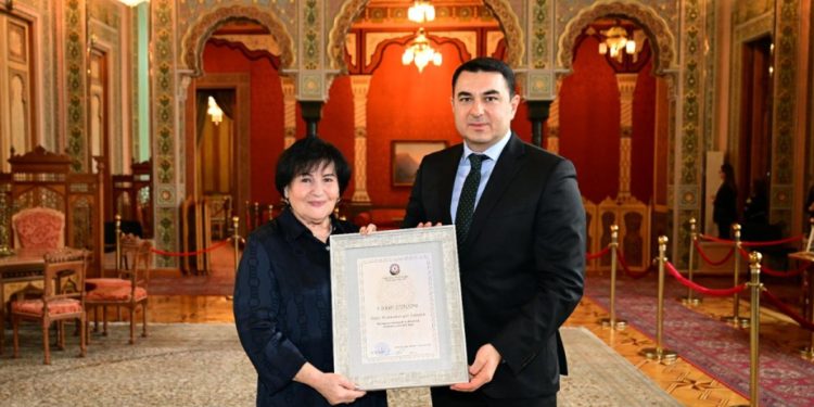 Adil Kərimli akademik Nailə Vəlixanlını ziyarət edib