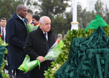 Əli Əsədov Aşqabadda Neytrallıq Abidəsini ziyarət edib