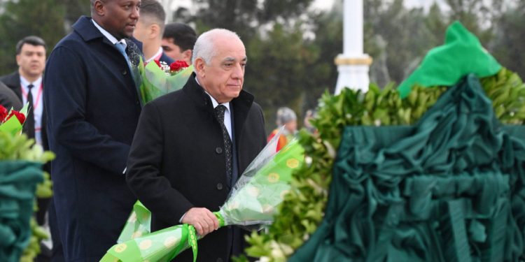 Əli Əsədov Aşqabadda Neytrallıq Abidəsini ziyarət edib