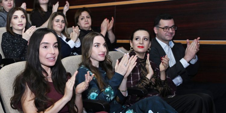 Leyla Əliyeva və Alena Əliyeva tamaşada