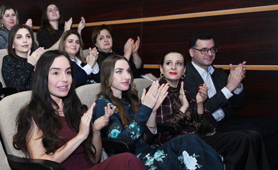 Leyla Əliyeva və Alena Əliyeva tamaşada