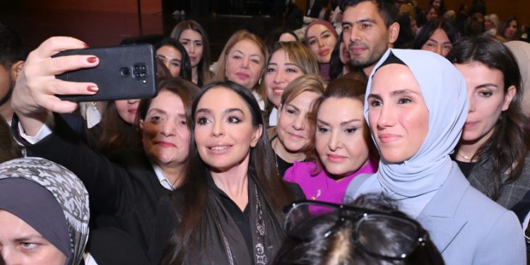 Leyla Əliyeva Ərdoğanın qızı ilə bir arada