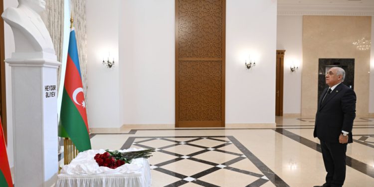 Əli Əsədov Ümummilli Lider Heydər Əliyevin xatirəsini yad edib