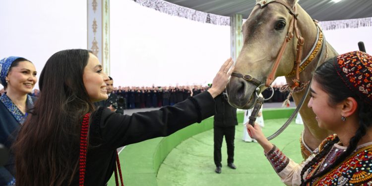 Leyla Əliyeva Türkmənistanda sərgiyə qatıldı