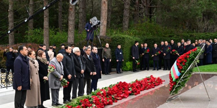 Mədəniyyət Nazirliyinin kollektivi Fəxri xiyabanda