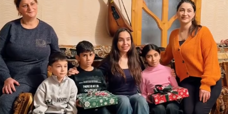 Leyla Əliyeva qonaq getdiyi evdə saz havası dinlədi