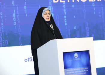 Pezeşkianın qızı Bakıda Azərbaycan dilində şeir söylədi