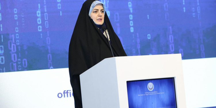 Pezeşkianın qızı Bakıda Azərbaycan dilində şeir söylədi