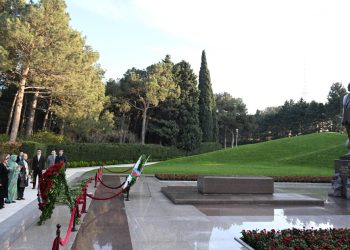 Beynəlxalq konfransın iştirakçıları Fəxri xiyabanda