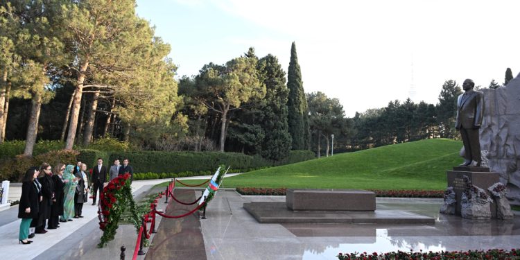 Beynəlxalq konfransın iştirakçıları Fəxri xiyabanda