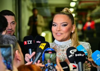 Demet Akalın: Məni Anar bəzədi – ÖZƏL