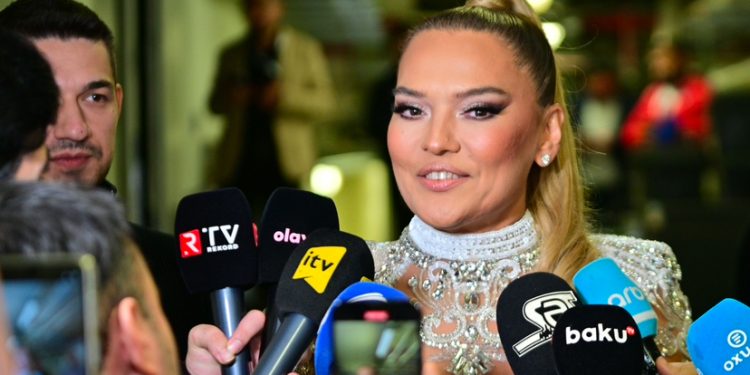 Demet Akalın: Məni Anar bəzədi – ÖZƏL