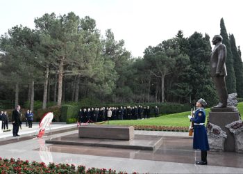 Cevdet Yılmaz Ümummilli Liderin məzarını ziyarət edib