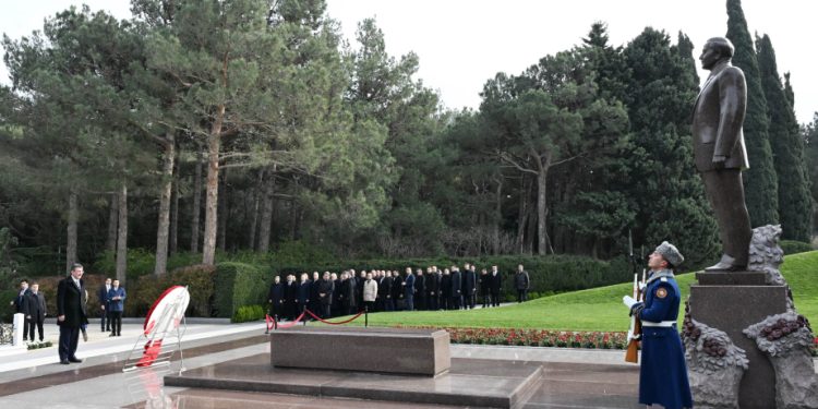 Cevdet Yılmaz Ümummilli Liderin məzarını ziyarət edib