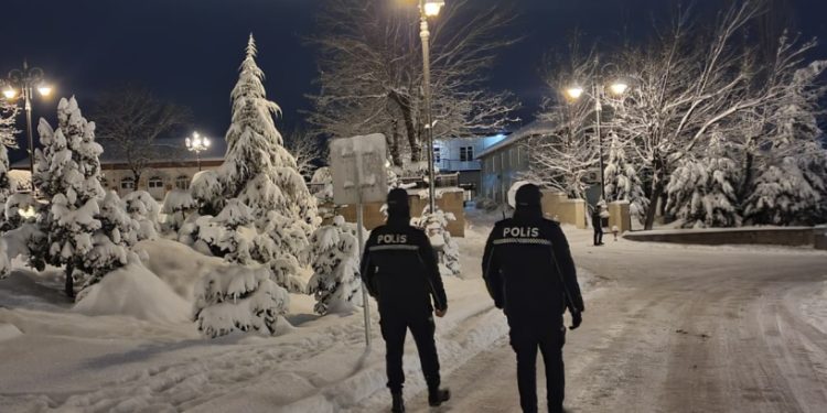 Polis əməkdaşları fasiləsiz xidmət aparıblar