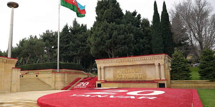 Müdafiə Nazirliyinin rəhbərliyi Şəhidlər xiyabanını ziyarət edib