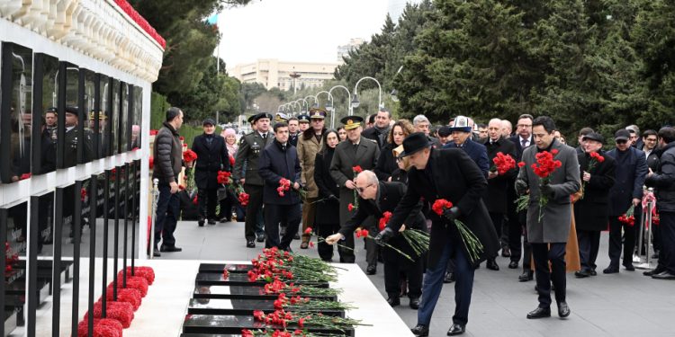 Diplomatik korpusun nümayəndələri Şəhidlər xiyabanını ziyarət ediblər