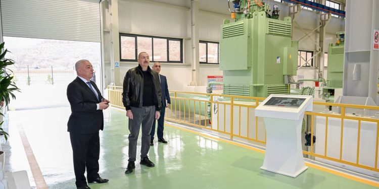 İlham Əliyev “Qozlukörpü” Su Elektrik Stansiyasının açılışında görülmüş işlərlə tanış olub