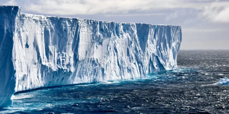 NASA: Nəhəng aysberq yoxa çıxmaq üzrədir