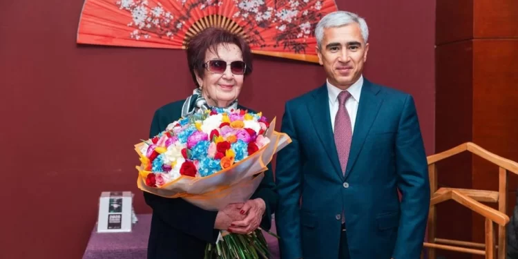 Anar Ələkbərov Əməkdar jurnalist Nadejda İsmayılovanı 90 illik yubileyi münasibətilə təbrik edib