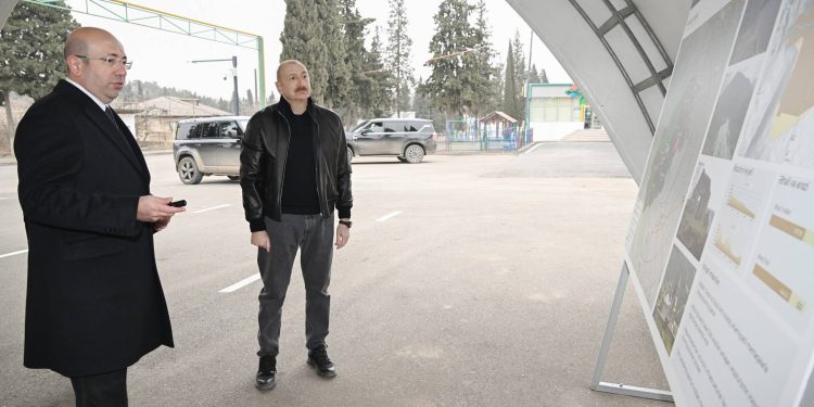 İlham Əliyev Ağdərə şəhərinin Baş planı ilə tanış olub