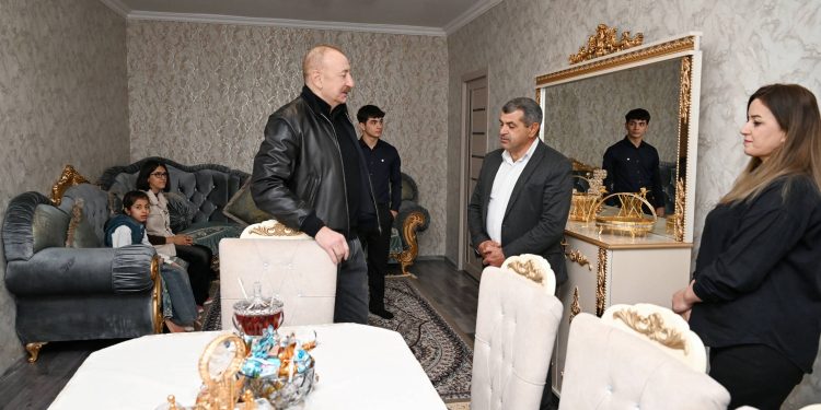 İlham Əliyev Ağdərə rayonunun Aşağı Oratağ kəndində görülmüş işlərlə tanış olub