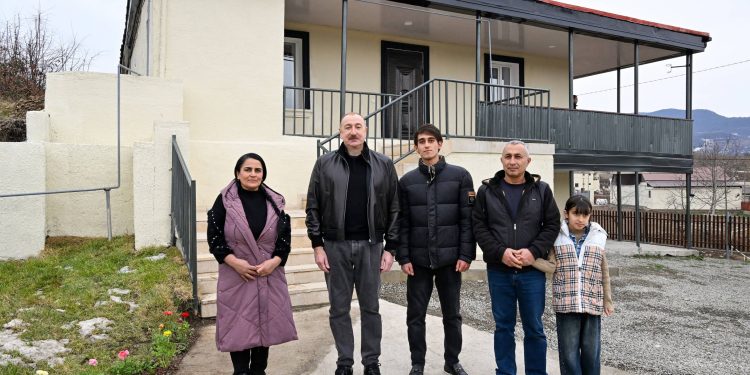 İlham Əliyev Ağdərə rayonunun Heyvalı kəndində görülmüş işlərlə tanış olub