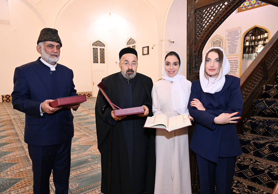 Gəncənin Şah Abbas məscidini ziyarət