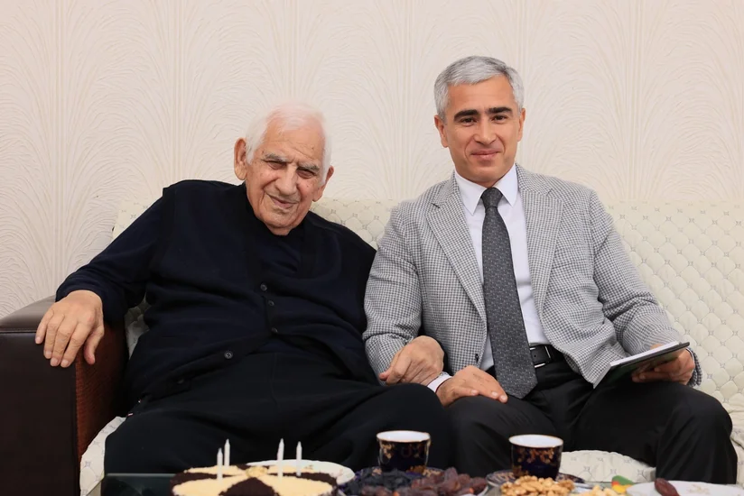 Anar Ələkbərov Xalq şairi Nəriman Həsənzadəni evində ziyarət edib