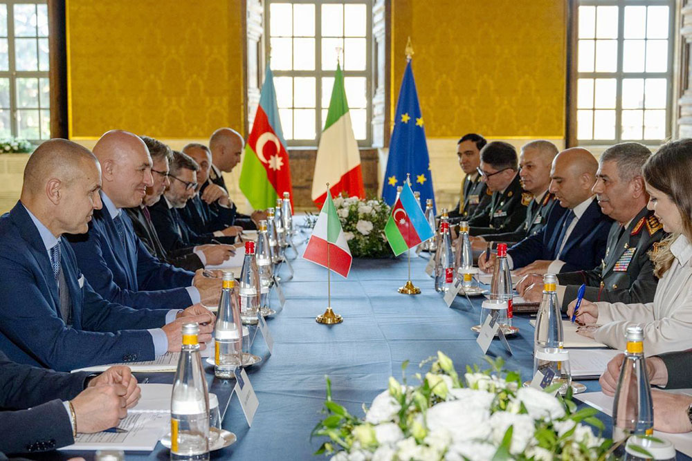 Azərbaycan müdafiə naziri İtaliyaya rəsmi səfər edib
