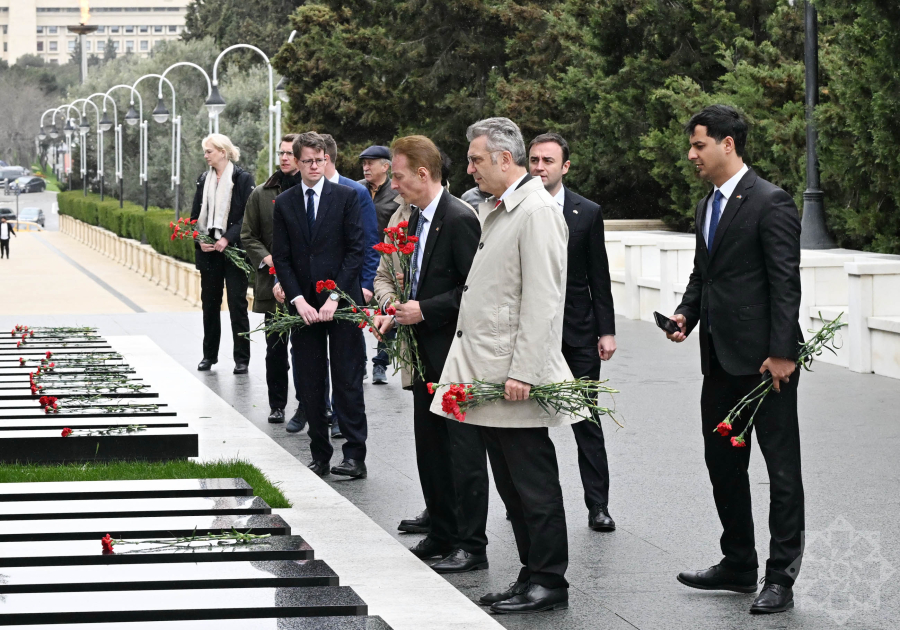 Almaniya Bundestaqının nümayəndə heyəti Şəhidlər xiyabanını ziyarət edib