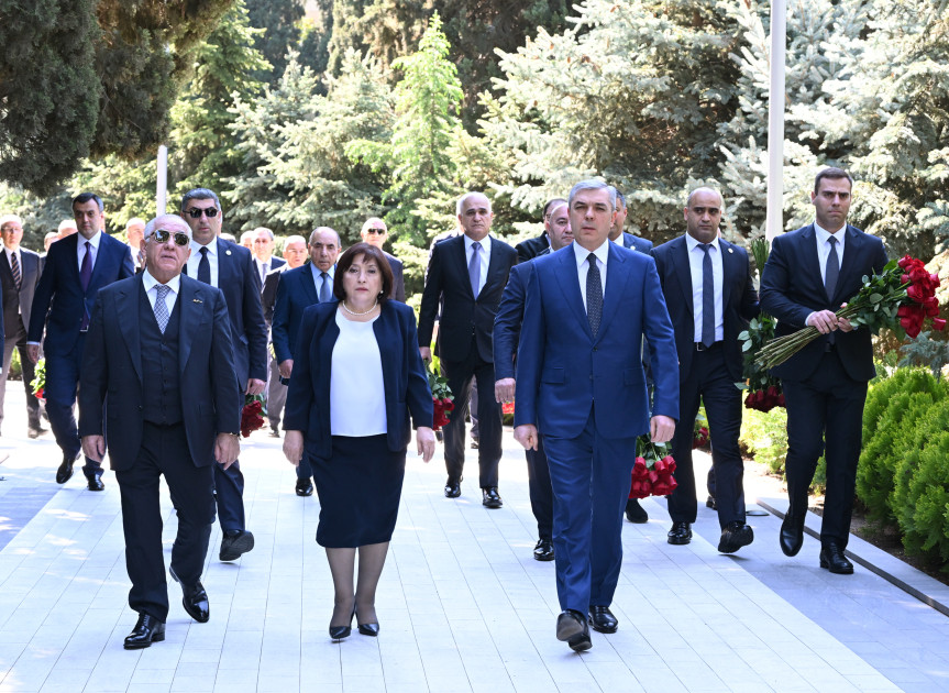 Dövlət və hökumət rəsmiləri Fəxri xiyabanda Ulu Öndərin xatirəsini anıblar