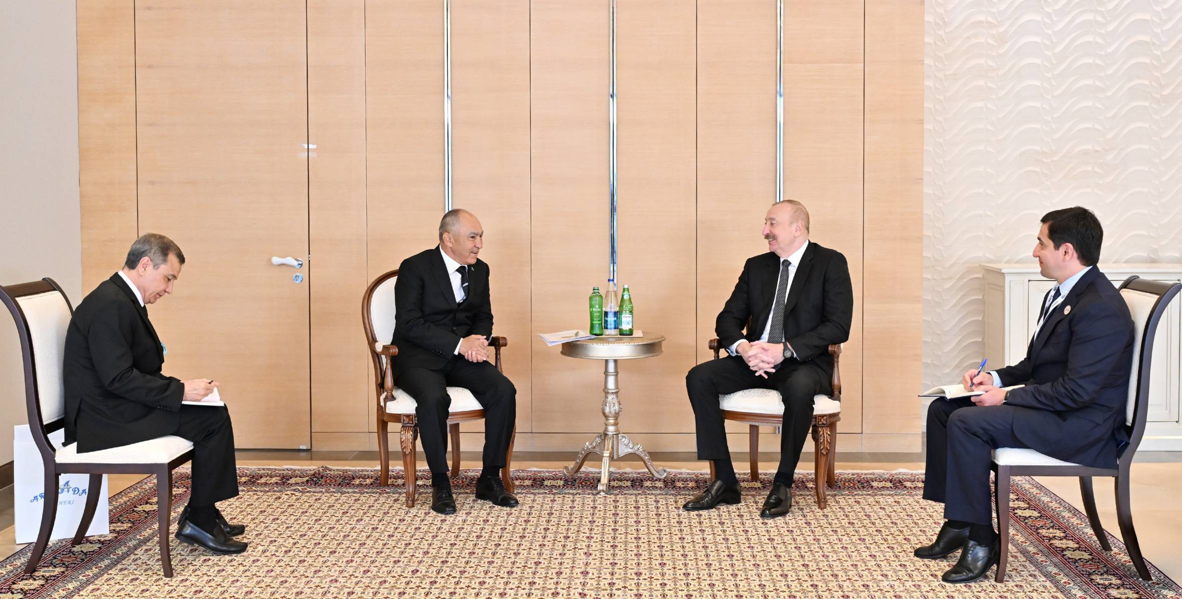 İlham Əliyev Türkmənistanın Arkadağ şəhərinin Tikinti üzrə Dövlət Komitəsinin sədrini qəbul edib